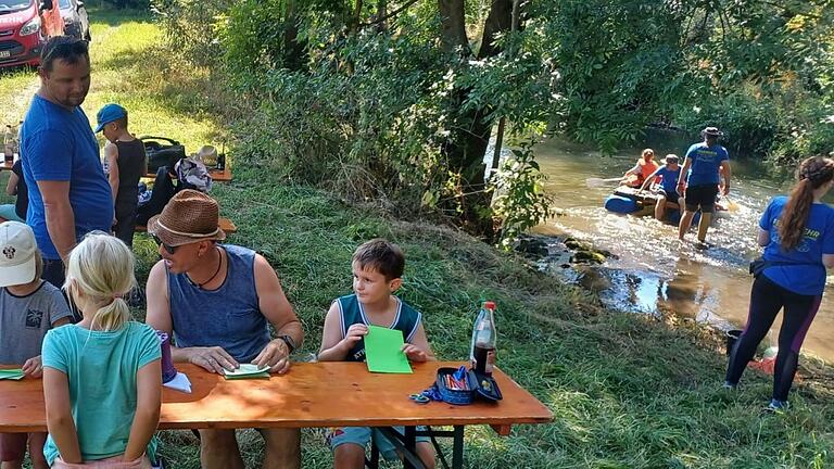 Papierboote wurden gebastelt und anschließend wurde die Jungfernfahrt auf der Streu durchgeführt.