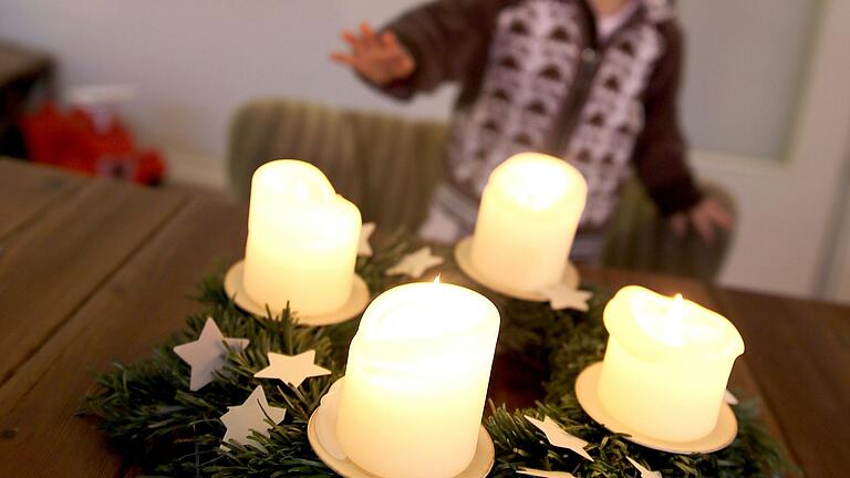 Die Weihnachtszeit ohne Kerzen auf Weihnachtsbäumen und Adventskränzen ist für viele Menschen unvorstellbar. Jedoch können diese bei nachlässiger Nutzung schnell zu einem hohen Brandrisiko werden. Die Weihnachtszeit ohne Kerzen auf Weihnachtsbäumen und Adventskränzen ist für viele Menschen unvorstellbar. Jedoch können diese bei nachlässiger Nutzung schnell zu einem hohen Brandrisiko werden.