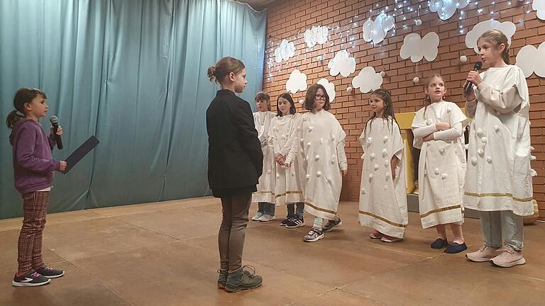 Das Theaterstück 'Mission Weiße Weihnacht' zeigten die Turnkinder des TV Großlangheim auf der Bühne. Das Theaterstück 'Mission Weiße Weihnacht' zeigten die Turnkinder des TV Großlangheim auf der Bühne.