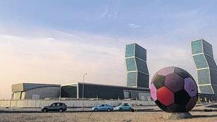 Anstößig: Überdimensionaler Fußball in Doha, der Hauptstadt von Katar. Im Jahr 2022 ist Katar Ausrichter der FIFA-Fußball-Weltmeisterschaft.