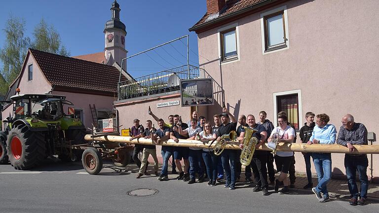 Gemeinsam feierten Diebe und Lösegeldgeber die Rückkehr des Maibaums nach Oberwittighausen