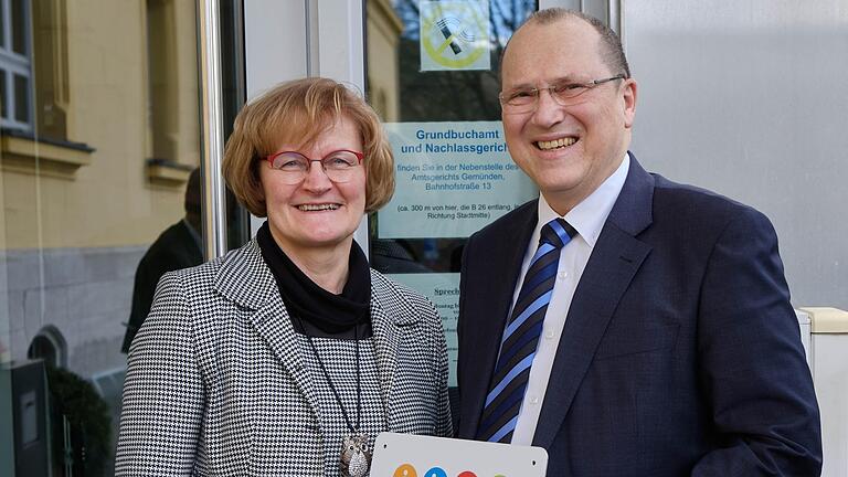 Prof. Dr. Frank Arloth überreichte die Plakette „Bayern barrierefrei“ an Dr. Petra Müller-Manger.