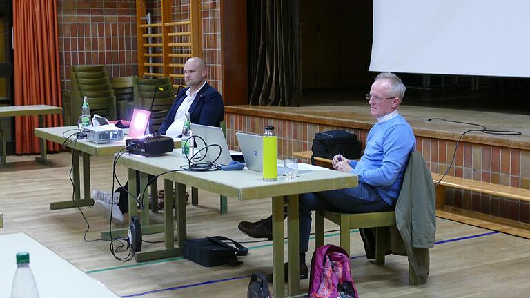 Der Vorsitzende des Vorstandes der Teilnehmergemeinschaft Dorferneuerung, Technischer Amtsrat Mario Leisten (rechts), leitete mit Bürgermeister Stefan Kießner die Vorstandssitzung der TG.