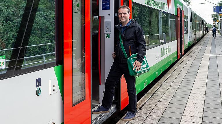 Haltestelle Schweinfurt Mitte, Einsteigen zur Fahrt nach Hause: Oliver Schikora beim Selbstversuch. Er fährt mit der Bahn zur Arbeit - und spart Zeit, Geld und leistet einen Beitrag zum Klimaschutz.