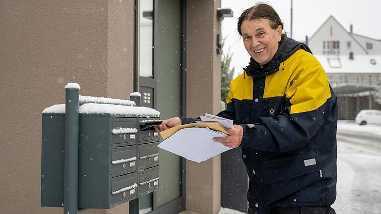 Ewald Hartwig trägt seit 48 Jahren in Herschfeld und Umgebung die Post aus. Seine Arbeit erledigt er auch bei winterlichen Verhältnissen mit einem Lächeln. Nun geht er in den Ruhestand.