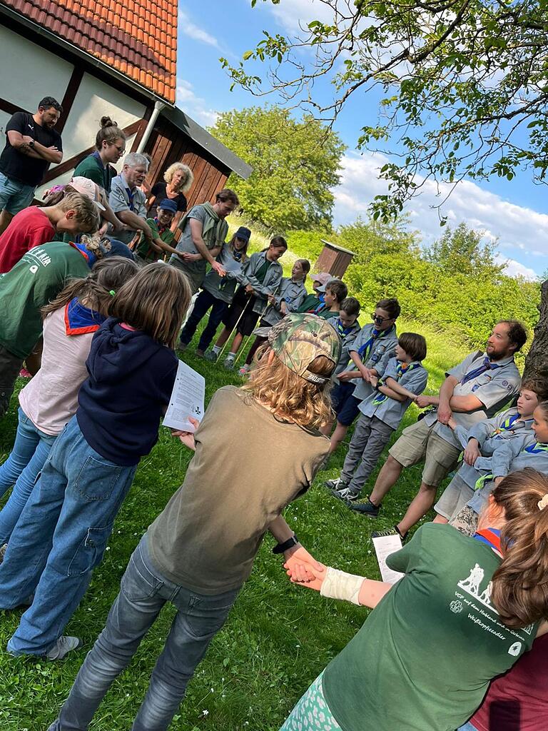 Bei der Versprechensfeier der Wölflingsmeute Weißkopfseeadler legten sechs Kinder das Wölflingsversprechen ab und erhielten ihre Halstücher. Bei der Versprechensfeier der Wölflingsmeute Weißkopfseeadler legten sechs Kinder das Wölflingsversprechen ab und erhielten ihre Halstücher.