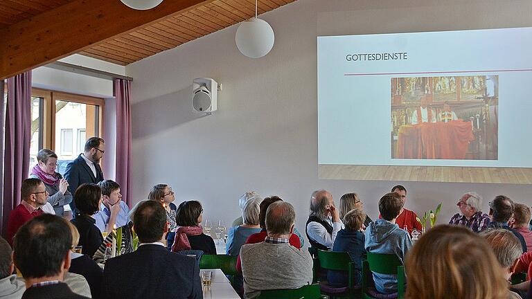 Tradition hat der Neujahrsempfang der evangelischen Kirchengemeinde Bad Königshofen im Gemeindehaus. Bei einem Rückblick erinnerte das Pfarrerehepaar Tina und Lutz Mertten an so manche Besonderheiten im Jahr 2017