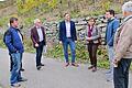 Beim Rundgang durch die Becksteiner Weinberge (von links): Martin Baumann, Vorstandsvorsitzender Becksteiner Winzer eG, Karl-Heinz Sack, Bereichsleiter Badischer Weinbauverband, JU-Vorsitzender Marco Hess, Staatssekretärin Sabine Kurtz, Michael Braun, Geschäftsführer Becksteiner Winzer eG, Meinhard Stärkel, Leiter Landwirtschaftsamt im Main-Tauber-Kreis.