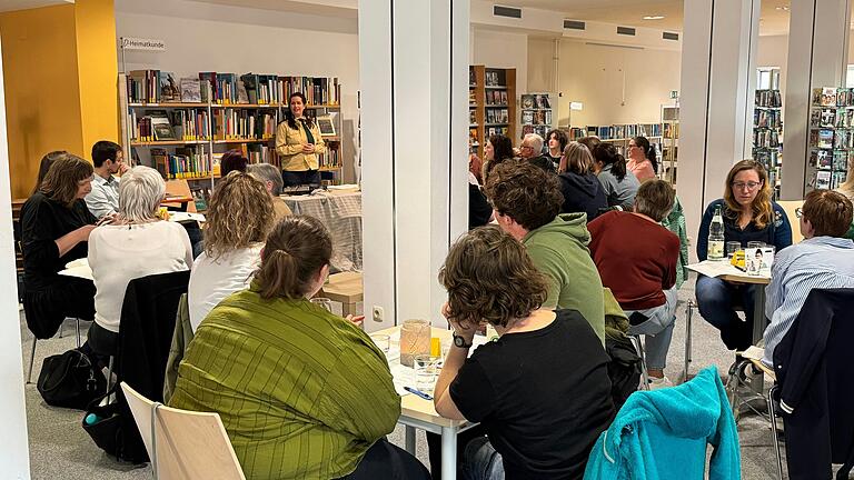 Die Ermittlerteams beim Live-Krimi-Event 'Soko Mord' zur bundesweiten Nacht der Bibliotheken.