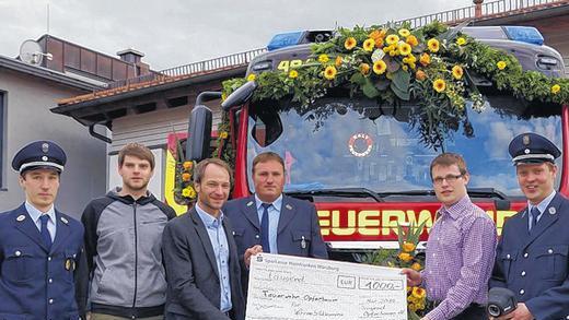 Dorfjugend fördert Wärmebildkamera       -  (iko) Der Ortsverein &bdquo;Jugend Opferbaum e.V.&ldquo; hat der Freiwilligen Feuerwehr Opferbaum 1000 Euro als Zuschuss für die Wärmebildkamera im neuen Staffellöschfahrzeug gespendet. Am Tag der Fahrzeugweihe (wir berichteten haben Vorstand Harald Sauer, sein Stellvertreter Andreas Kremling und Schatzmeister Christoph Arnold (5., 2. und 4. von links) den symbolischen Spendenscheck überreicht. Das Geld stammt aus dem Erlös des jährlichen Fusiduniers, das die Opferbaumer Dorfjugend mit Unterstützung des Sportvereins Bergtheim jeweils im Sommer austrägt. Über die Spende freuten sich die beiden Feuerwehr-Kommandanten Benedikt Endres (rechts mit der Wärmebildkamera) und Christoph Falger (links) sowie der Schriftführer Christian Schraut. (3. von links).