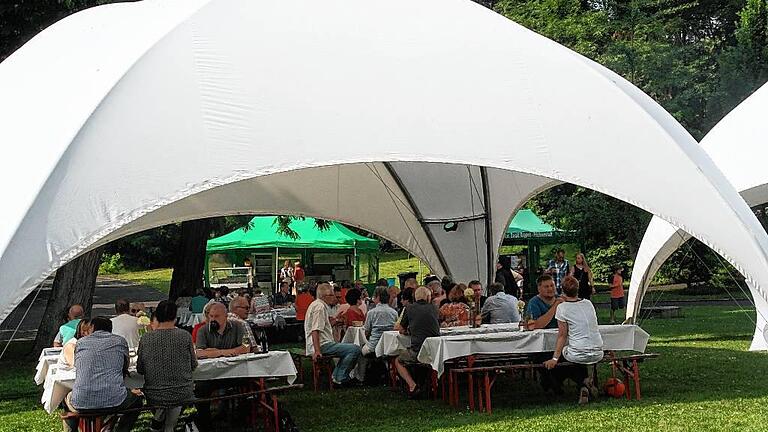 Schattige Plätze waren beim Kulturfestival im Kirchschönbacher Schlosspark gefragt.Foto: ELISABETH VerSL-WAAG