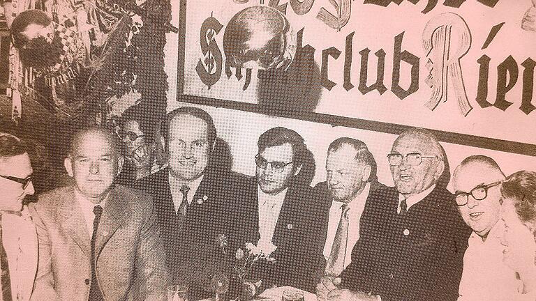 Die Schachfreunde Rieneck feiern 70. Geburtstag. Im Bild beim 25. Jubiläum in froher Runde am Schachprominententisch: von links: Kurt Schmelz vom Bezirk, Vorsitzender Anton Küber, Georg Nickel, Werner Muthig, August Muthig, Herbert Burneleit und Siegfried Maurer.