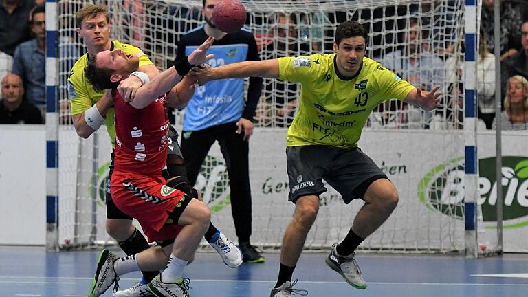 Die Abwehr der DJK Rimpar Wölfe ist die beste der zweiten Handball-Bundesliga. In dieser Szene langt Julian Sauer (links) gegen Merten Krings vom ASV Hamm-Westfalen allerdings etwas rustikal hin (rechts Benedikt Brielmeier).&nbsp;