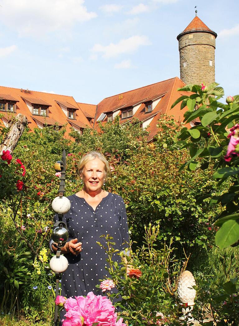 Hilde Kistenfeger in ihrem Gartenparadies mit mediterranem Flair. Im Hintergrund ist der Faulturm zu sehen.