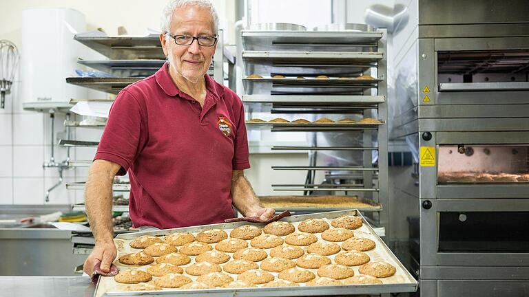 Die Fränkische Lebküchnerei Will in Kitzingen startete im September mit dem Backen für die kommende Saison. Georg Will mit frisch gebackenen Mandellebkuchen.