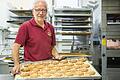 Die Fränkische Lebküchnerei Will in Kitzingen startete im September mit dem Backen für die kommende Saison. Georg Will mit frisch gebackenen Mandellebkuchen.