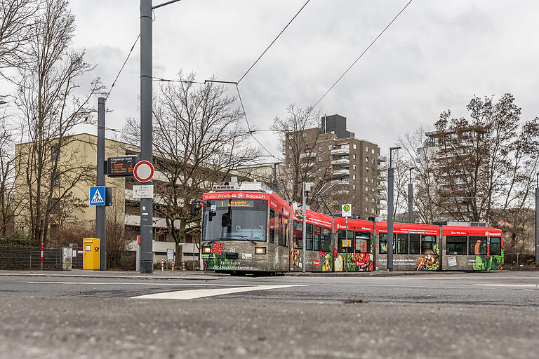 Die Straßenbahnhaltestelle Königsberger Straße im Würzburger Stadtteil Sanderau soll seit Jahren umgebaut werden.