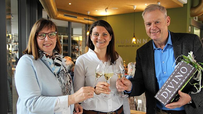 Sandra Baumann (Bildmitte) hat das Nordheimer Divino-Bistro übernommen. Zur Neueröffnung von Baumanns Brot.Zeit.Wein gratulierten Bürgermeisterin Sibylle Säger (links) und der geschäftsführende Vorstand Gerald Wüst.