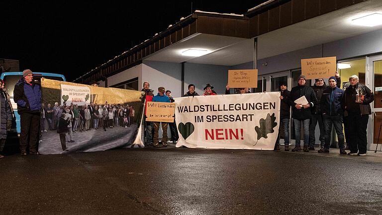 Schon vor der Halle hatten die Holzrechtler ihre Position deutlich gemacht.&nbsp;