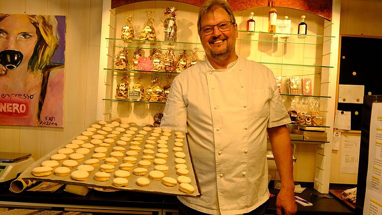 Herbert Häcker von 'Häcker's Café und mehr' in Bad Königshofen mit einem Blech seiner leckeren Anis-Plätzchen.