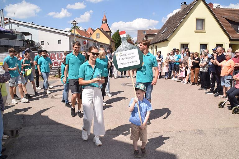 Die Bullenheimer Paradiesjugend lief im Zug mit.