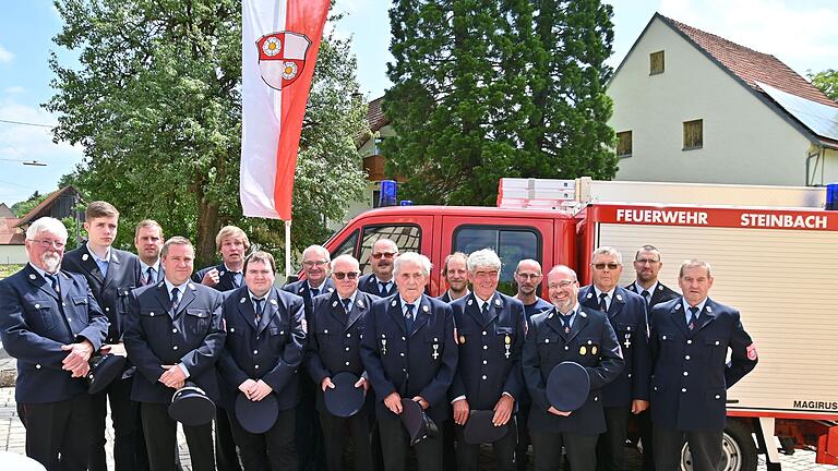 Feuerwehrkommandant Florian Baunach (Vierter von links) und seine Männer sind froh über die Indienststellung ihres neuen Fahrzeugs.