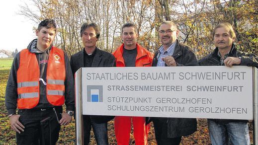 Der 1000. Straßenwärter-Azubi aus Bayern in Gerolzhofen: Mit Lucas Neubert (links) aus Waldaschaff freuen sich (von links) der Leiter der Überbetrieblichen Ausbildungsstätte, Norbert Götz, der leitende Ausbilder Bernhard Raab, der Dienststellenleiter des Stützpunkts Gerolzhofen der Straßenmeisterei Schweinfurt, Peter Herbig, und Edgar Streng, der sich um die Verwaltung im Schulungszentrum kümmert.