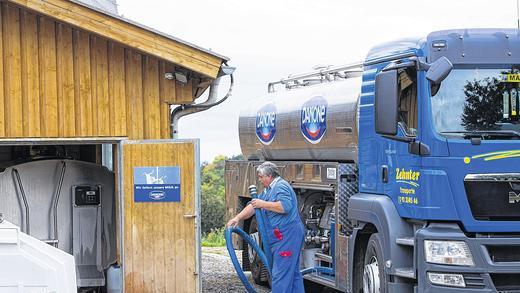 Paul Zehnter aus Hopferstadt ist als selbstständiger Fuhrunternehmer bei den Milchbauern in der Region unterwegs, um den Rohstoff für die Danone-Molkerei einzusammeln.