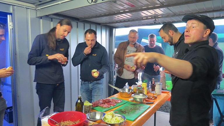 Versuchsreihe: In Grillkursen gibt Fleisch-Sommelier Andreas Ortlepp (rechts) sein Wissen weiter.