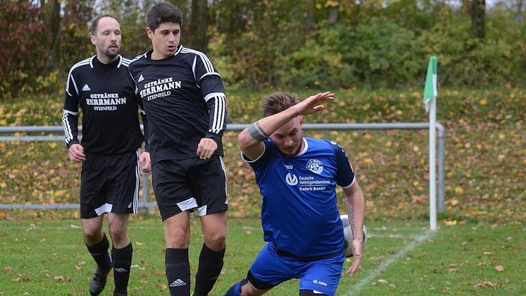 Fußball Kreisliga Würzburg 2, FV Steinfeld/Hausen-Rohrbach - FC Blau-Weiß Leinach am Sonntag, 17. November 2019 in Hausen: von links Christian Gehrling, Jochen Schmitt (Steinfeld/Hausen-Rohrbach),  Marius Konrad (Leinach)