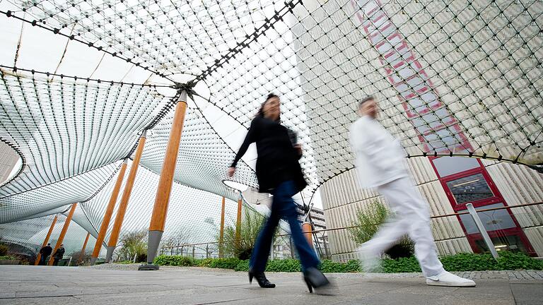 Im Wettlauf gegen Covid-19 ist die ganze Welt. Auch die Rhön-Klinikum AG mit dem Hauptsitz Bad Neustadt kämpft nicht nur medizinisch gegen das Virus. Auch wirtschaftlich hat die Pandemie Auswirkungen auf den Klinikkonzern, der zudem vor der Übernahme durch den Konkurrenten Asklepios steht.