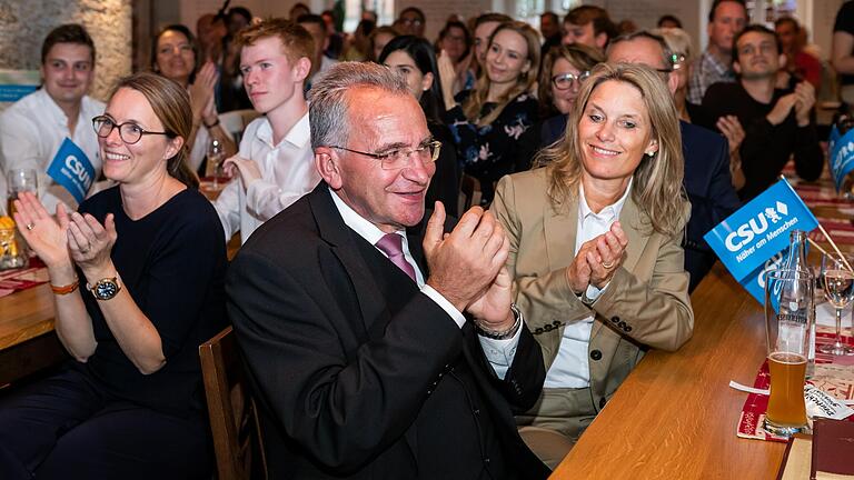 Auch wenn bei der Würzburger CSU am Wahlabend im Ratskeller nur zaghafter Applaus aufkam, hat Paul Lehrieder allen Grund zur Freude: er zieht für die CSU wieder in den Bundestag ein.