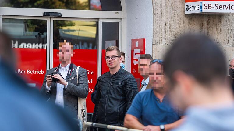 Rechtsextreme Vernetzung? Daniel Halemba (Mitte) am Rande einer Demonstration der rechtsextremen Kleinstpartei III. Weg im Jahr 2021 in Würzburg.