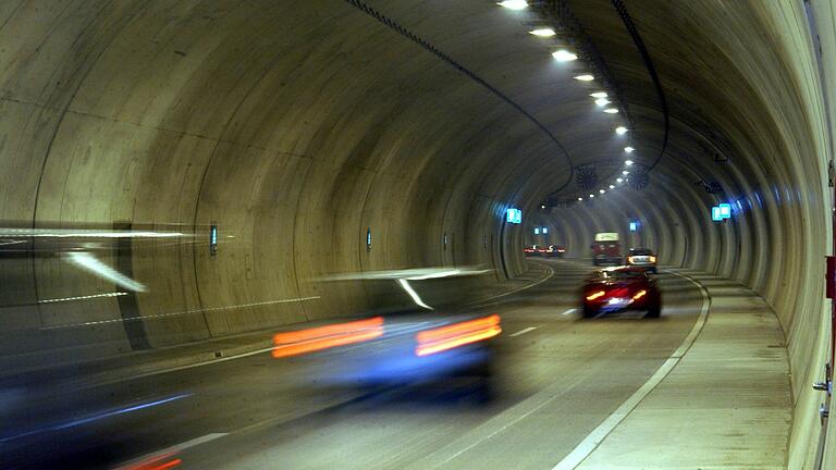 Die Sanierung von Autobahn-Tunneln gestaltet sich aufwendig (Symbolbild vom Tunnel Berg Bock). Auf der A 71 laufen derzeit Arbeiten am Tunnel Eichelberg zwischen den Anschlussstellen Meiningen-Süd und Rentwertshausen.