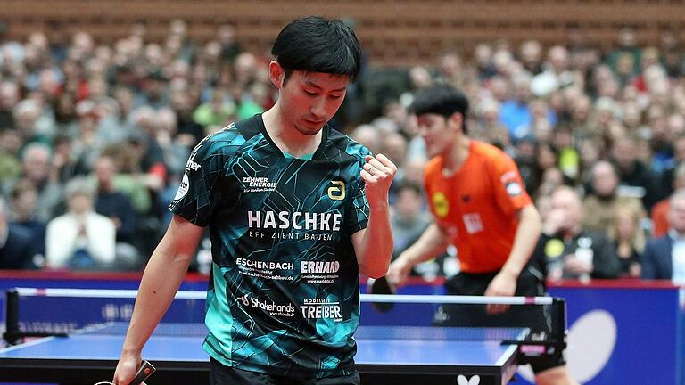 Jin Ueda (vorne) vom TSV Bad Königshofen) und Dang Qiu von Borussia Düsseldorf boten dem Publikum im vierten Satz des ersten Einzels den spektakulärsten Ballwechsel. Jin Ueda (vorne) vom TSV Bad Königshofen) und Dang Qiu von Borussia Düsseldorf boten dem Publikum im vierten Satz des ersten Einzels den spektakulärsten Ballwechsel.