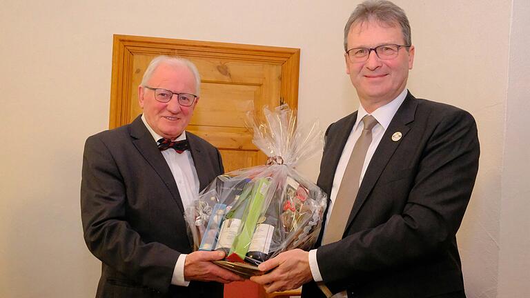 Für den neuen Ehrenbürger Prof. Ernst Oestreicher (links) gab es auch einen Präsentkorb. Für den neuen Ehrenbürger Prof. Ernst Oestreicher (links) gab es auch einen Präsentkorb.