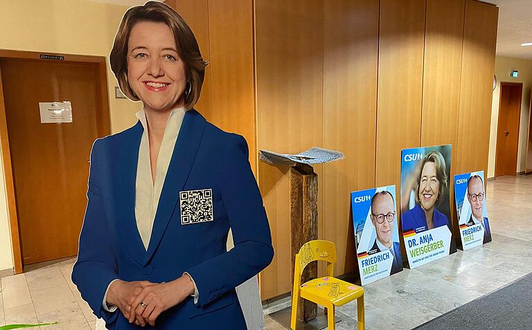 Im Foyer des Volkacher Pfarrheims begrüßte ein Pappaufsteller die Gäste der CSU-Wahlparty für den Wahlkreis Schweinfurt, zu dem auch der Landkreis Kitzingen gehört. Im Foyer des Volkacher Pfarrheims begrüßte ein Pappaufsteller die Gäste der CSU-Wahlparty für den Wahlkreis Schweinfurt, zu dem auch der Landkreis Kitzingen gehört.