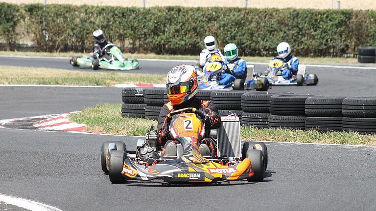 Flott unterwegs: Als eines von sechs Rennen im Rahmen des süddeutschen ADAC-Kart-Cups fand das ADAC-Steigerwald-Kartrennen 2015 im Steigerwaldmotodrom statt. Im Bild der Gerolzhöfer Benedikt Hofmann mit der Startnummer 2.