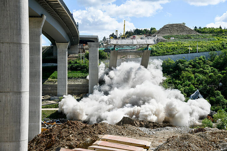 Die Sprengung der Pfeiler der A3-Talbrücke bei Heidingsfeld. Die Anwohner konnten die Sprengung vom Standpunkt der Sprengleitung aus mitverfolgen.