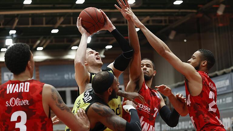 Gedränge unterm Baskets-Korb (von links) die Herren Tyson Ward (Würzburg), Dererk Pardon und Osvaldas Olisevicius (beide Bayreuth) sowie Alex King und Cameron Hunt von den Baskets