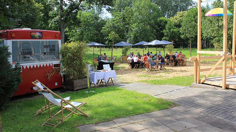 Essen und Getränke aus dem Linienbus, dazu Liegestühle und Lichterketten: Der Foodtruck 'Heißer Franke' hat nur einen Sommer lang in Marktsteft die Gäste versorgt.