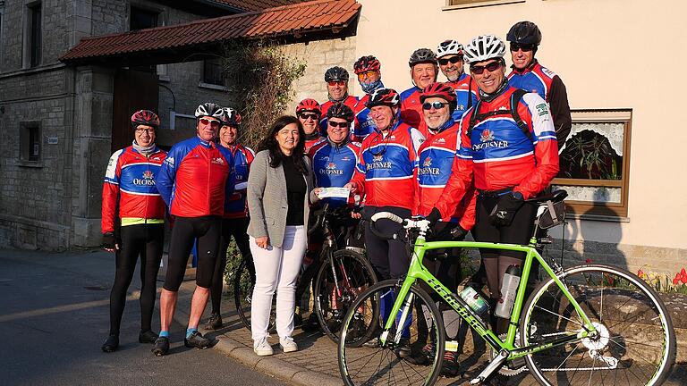 Die stellvertretende Landrätin des Landkreises Würzburg, Christine Haupt-Kreutzer, verabschiedete die Freizeitgruppe „Patschnass“ auf ihre Benefiz-Radtour in das Katastrophengebiet Ahrtal. Auf die bereits von der Gruppe vor der Fahrt gesammelten Spenden legte sie bei dieser Gelegenheit noch einmal 200 Euro von Seiten des Landkreises oben drauf und übergab den Scheck an Organisator Werner Eck (Mitte).