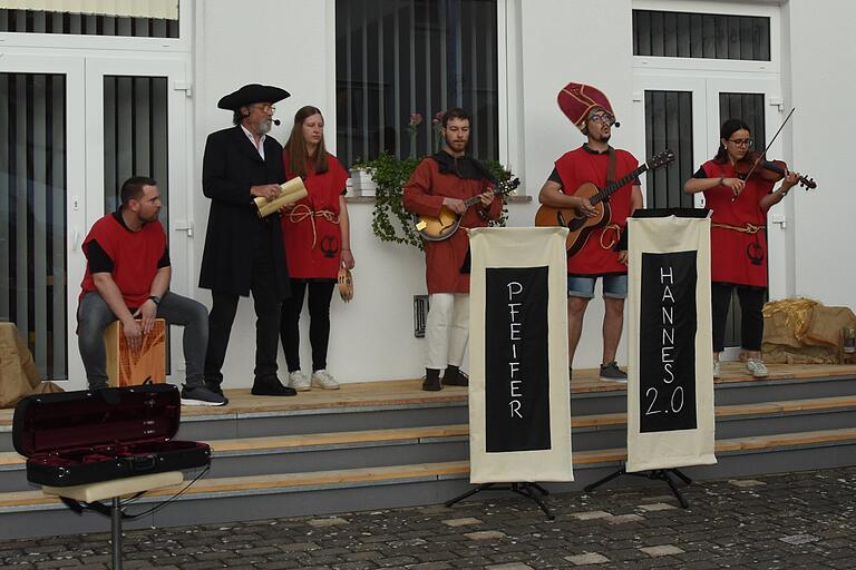 Der Chor Pfeiferhannes 2.0 erzählte die Geschichte von Helmstadt musikalisch im Frohsinn Hof