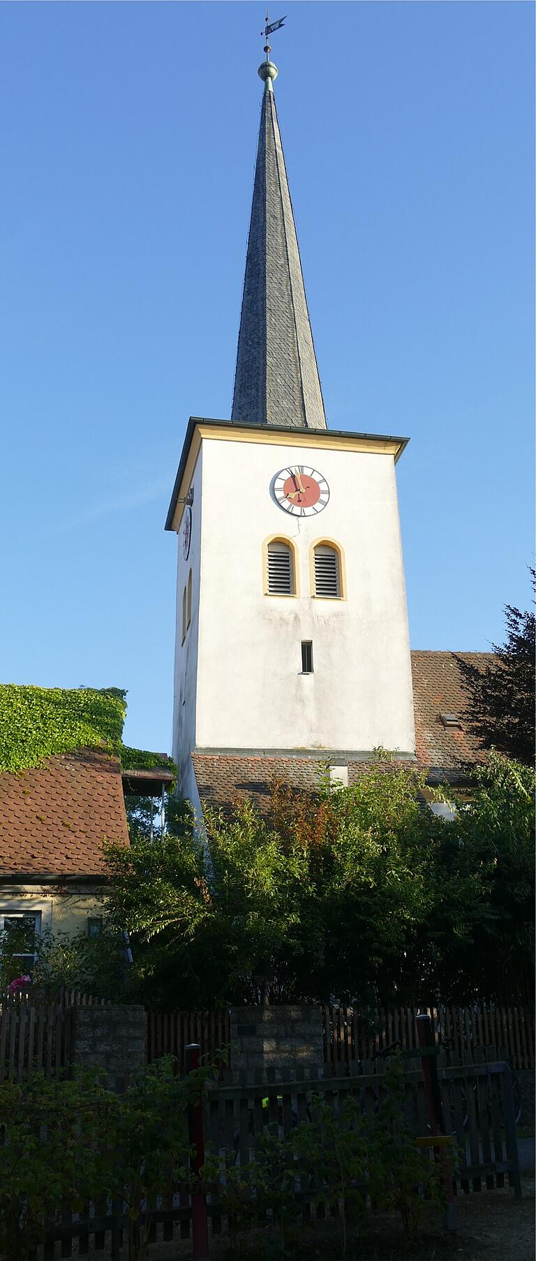 Der markante Kirchturm von Hellmitzheim bedarf vor allem im Bereich der Haube der Sanierung.