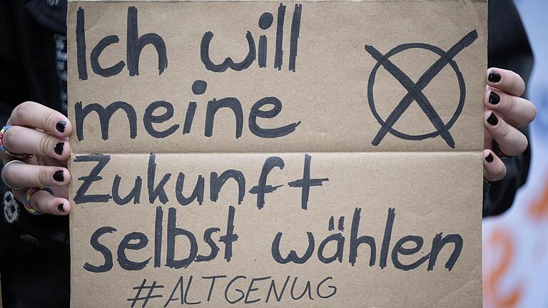 Immer wieder protestieren Jugendliche dafür, ab 16 Jahren wählen gehen zu dürfen. In elf Bundesländern ist das bei Kommunalwahlen bereits der Fall. In Bayern nicht.