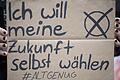 Immer wieder protestieren Jugendliche dafür, ab 16 Jahren wählen gehen zu dürfen. In elf Bundesländern ist das bei Kommunalwahlen bereits der Fall. In Bayern nicht.