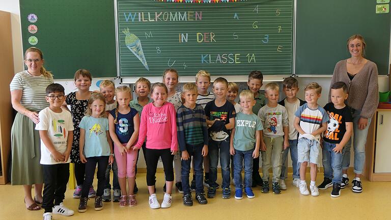 In der Klasse 1a der Grundschule Rauhenebrach in Untersteinbach begann für 18 Kinder ein neuer Lebensabschnitt. Unterrichtet werden die fünf Mädchen und 13 Jungen von Klassenlehrerin Simone Schuster (links) und Lehramtsanwärterin Katherina Reinwand (rechts). In der Klasse 1a der Grundschule Rauhenebrach in Untersteinbach begann für 18 Kinder ein neuer Lebensabschnitt. Unterrichtet werden die fünf Mädchen und 13 Jungen von Klassenlehrerin Simone Schuster (links) und Lehramtsanwärterin Katherina Reinwand (rechts).