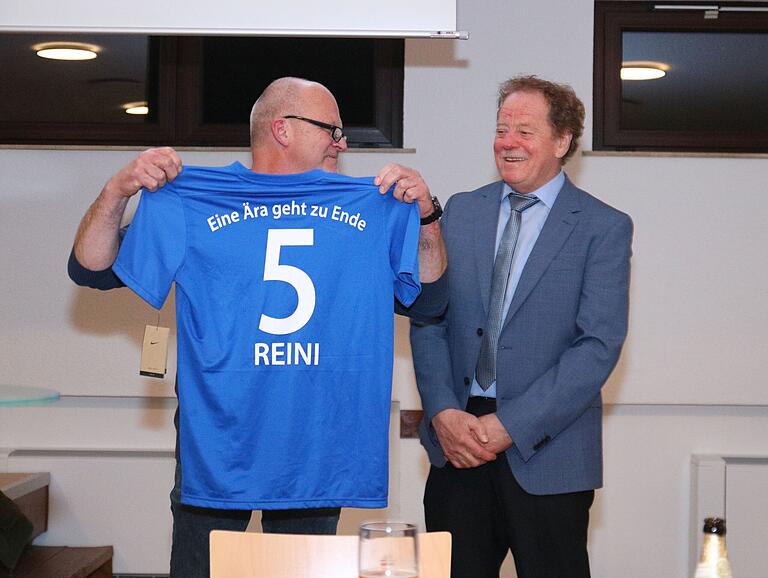 Ein Trikot zum Abschied als Vorsitzender: Thomas Czeschka überreicht dem scheidenden Vorsitzenden Reinhard 'Reini' Hümmer ein besonderes Geschenk – ein personalisiertes Trikot. Ein Trikot zum Abschied als Vorsitzender: Thomas Czeschka überreicht dem scheidenden Vorsitzenden Reinhard 'Reini' Hümmer ein besonderes Geschenk – ein personalisiertes Trikot.