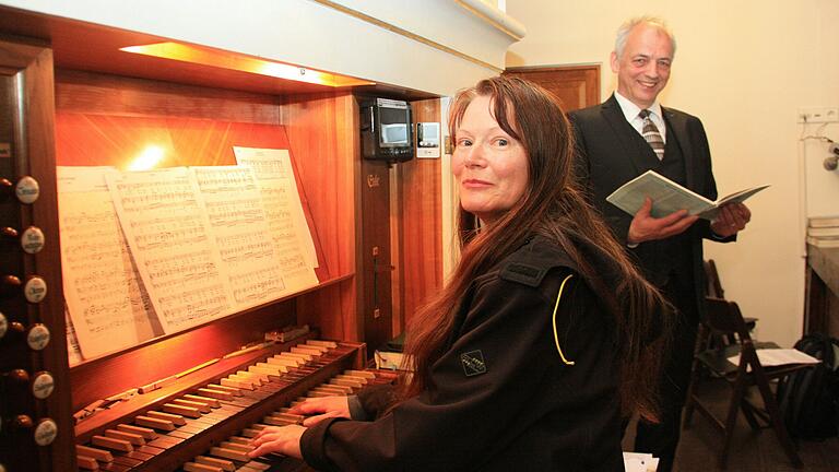 Sylvia Sauer (Orgel) und Michael Albert (Bass) gestalteten an Karfreitag die Gedenkfeier zur Sterbestunde Jesu in der Erlöserkirche musikalisch. Sylvia Sauer (Orgel) und Michael Albert (Bass) gestalteten an Karfreitag die Gedenkfeier zur Sterbestunde Jesu in der Erlöserkirche musikalisch.