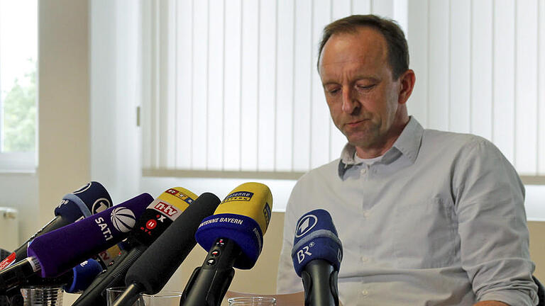 Fleischfirma Sieber - Der Inhaber der Fleischfirma Sieber, Dietmar Schach, äußert sich am 31.05.2016 am Firmensitz in Geretsried im Landkreis Bad Tölz-Wolfratshausen (Bayern) bei einer Pressekonferenz. Foto: Stephan Jansen/dpa Fleischfirma Sieber - Der Inhaber der Fleischfirma Sieber, Dietmar Schach, äußert sich am 31.05.2016 am Firmensitz in Geretsried im Landkreis Bad Tölz-Wolfratshausen (Bayern) bei einer Pressekonferenz. Foto: Stephan Jansen/dpa